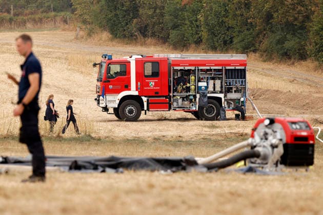 Hubschrauber von Bundeswehr und Bundespolizei, Bergepanzer der Bundeswehr und zahlreiche Kräfte von Feuerwehr, Polizei und anderen Freiwilligen sind beim Waldbrand im Hürtgenwald im Einsatz. Mehrere Hundert Hektar Waldfläche stehen in Flammen, die Feuerwalze hat sich bis dicht an einzelne Stadtteile herangefressen. Bauern und Helfer bringen immer wieder neue Wassertanks heran. Wegen der anhaltenden Hitzewelle sind die Wälter extrem trocken. Hürtgenwald, 15.08.2026 NRW Deutschland *** Helicopters from the German Armed Forces and the Federal Police, armored recovery vehicles from the German Armed Forces, and numerous firefighters, police officers, and other volunteers are on the scene of the forest fire in the Hürtgenwald. Several hundre Copyright: xChristophxHardtx