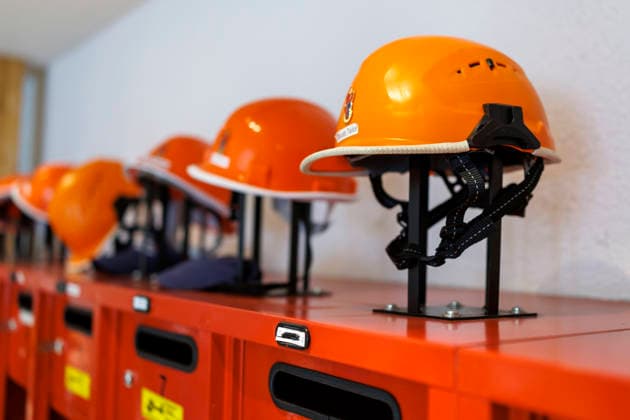 Helme auf einem Spind der Jugendfeuerwehr. Wittenberge, 15.08.2026. Wittenberge Deutschland *** Helmets on a locker at the Wittenberge Youth Fire Department, August 15, 2026, Wittenberge, Germany Copyright: xThomasxImox