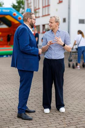 Gordon Hoffmann, CDU, Bildungsminister von Brandenburg, (links) im Gespraech mit Bjoern Schreiber, Geschaeftsfuehrer des Landesjugendring Brandenburg. Wittenberge, 15.08.2026. Wittenberge Deutschland *** Gordon Hoffmann, CDU, Minister of Education for Brandenburg, on the left, in conversation with Bjoern Schreiber, Executive Director of the Landesjugendring Brandenburg, Wittenberge, August 15, 2026, Wittenberge, Germany Copyright: xThomasxImox