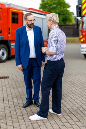 Gordon Hoffmann, CDU, Bildungsminister von Brandenburg, (links) im Gespraech mit Bjoern Schreiber, Geschaeftsfuehrer des Landesjugendring Brandenburg. Wittenberge, 15.08.2026. Wittenberge Deutschland *** Gordon Hoffmann, CDU, Minister of Education for Brandenburg, on the left, in conversation with Bjoern Schreiber, Executive Director of the Landesjugendring Brandenburg, Wittenberge, August 15, 2026, Wittenberge, Germany Copyright: xThomasxImox