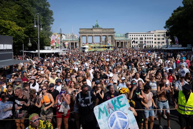 Parade, Tradition Loveparade, Rave the Planet Berlin, Straße des 17. Juni, Siegessäule, Brandenburger Tor, Techno, Parade, Tradition Loveparade, Rave the Planet, Musik, DJ, Imagine Love Berlin Berlin GER *** Parade, Loveparade tradition, Rave the Planet Berlin, Straße des 17. Juni, Victory Column, Brandenburg Gate, techno, parade, Loveparade tradition, Rave the Planet, music, DJ, Imagine Love Berlin Berlin GER