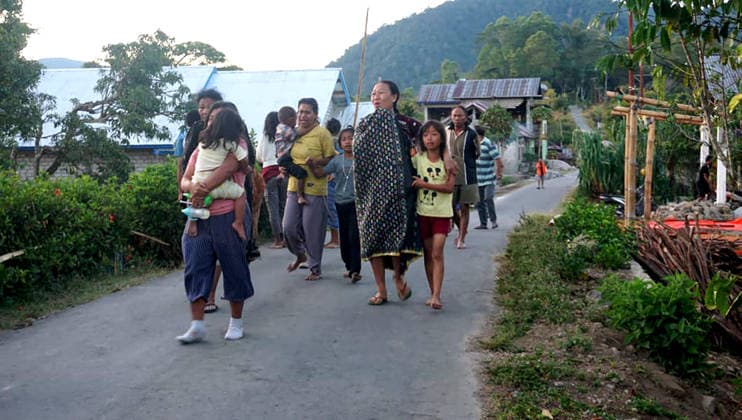 (260815) -- JAKARTA, Aug. 15, 2026 -- Residents leave their accommodations after an earthquake on Flores Island, Indonesia, on Aug. 15, 2026. The death toll from a 7.7-magnitude earthquake and several strong aftershocks that struck off the coast of Flores Island in eastern Indonesia has risen to 47, the country s National Disaster Mitigation Agency (BNPB) said Saturday. (Photo by Xinhua) INDONESIA-EARTHQUAKE-AFTERMATH-UPDATE Arifin 