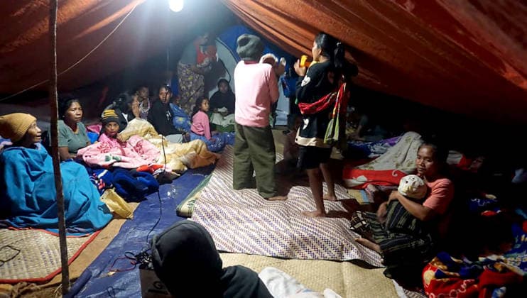 (260815) -- JAKARTA, Aug. 15, 2026 -- People rest at a temporary shelter after an earthquake on Flores Island, Indonesia, on Aug. 15, 2026. The death toll from a 7.7-magnitude earthquake and several strong aftershocks that struck off the coast of Flores Island in eastern Indonesia has risen to 47, the country s National Disaster Mitigation Agency (BNPB) said Saturday. (Photo by Xinhua) INDONESIA-EARTHQUAKE-AFTERMATH-UPDATE Arifin 