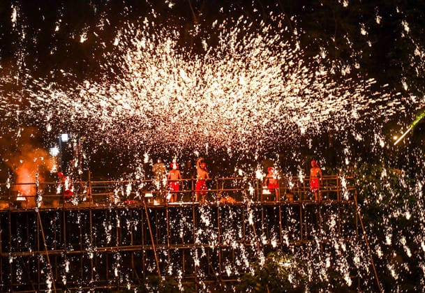 News Bilder des Tages (260815) -- CHONGQING, Aug. 15, 2026 -- A molten iron firework performance is staged during a tourism and culture festival themed on floating lanterns for the Qixi Festival, also known as Chinese Valentine s Day, in Rongchang District of southwest China s Chongqing Municipality, Aug. 15, 2026. The tourism and culture festival kicked off here on Saturday, featuring a concert, a parade and various performances including molten iron fireworks and bamboo raft shows. ) CHINA-CHONGQING-TOURISM AND CULTURE FESTIVAL (CN) TangxYi 