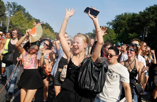 Rave the Planet Techno Demo Rave the Planet, Berlin, 15.08.2026, Abkühlung von einem Techno Wagen der mit einer Wasserspritze ausgerüstet ist. Das Motto der Veranstaltung lautet Imagine Love , Hunderttausende Teilnehmer werden auf der Straße des 17. Juni im Tiergarten erwartet. Berlin Berlin Deutschland *** Rave the Planet Techno Demo Rave the Planet, Berlin, August 15, 2026, cooling off with a techno float equipped with a water sprayer. The event’s motto is Imagine Love. Hundreds of thousands of participants are expected on Straße des 17. Juni in Tiergarten, Berlin, Germany.