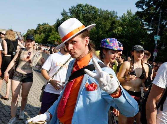 Rave the Planet Techno Demo Rave the Planet, Berlin, 15.08.2026. Das Motto der Veranstaltung lautet Imagine Love , Hunderttausende Teilnehmer werden auf der Straße des 17. Juni im Tiergarten erwartet. Berlin Berlin Deutschland *** Rave the Planet Techno Demo Rave the Planet, Berlin, August 15, 2026 The event s theme is Imagine Love. Hundreds of thousands of participants are expected on Straße des 17. Juni in Tiergarten, Berlin, Berlin, Germany