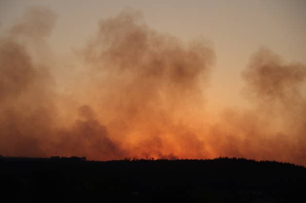 Waldbrand Deutschland NRW 15.08.2026, Germany, Nordrhein- Westfahlen, Hürtgenwald, Düren, Klima , Sommer, Hitze, Brand, Waldbrand Seit 3 Tagen bedroht auf einer Fläche von 7 ha ein immer wieder aufflmmender Waldbrand 6 Gemeinden mit 11 000 Einwohnern, hier das Feuer von Hürtgenwald über dem Horizint, Die Rauchwolken bedecken das komplette Dürener und Zülpicher Becken. Das alles 7 km Luftlinie vom Braunkohle Tagebau Inden. Hürtgenwald Nordrhein-Westfahlen Germany *** Forest Fire Germany NRW August 15, 2026, Germany, North Rhine-Westphalia, Hürtgenwald, Düren, Climate, Summer, Heat, Fire, Forest Fire For the past 3 days, a forest fire that keeps flaring up has been threatening 6 municipalities with a total population of 11,000 across an a