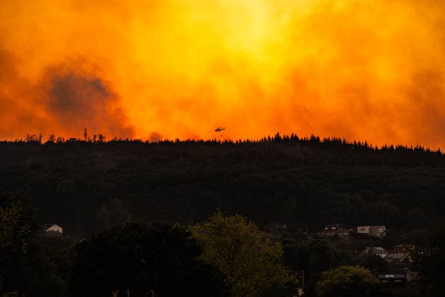 Waldbrand Deutschland NRW 15.08.2026, Germany, Nordrhein- Westfahlen, Hürtgenwald, Düren, Klima , Sommer, Hitze, Brand, Waldbrand Seit 3 Tagen bedroht auf einer Fläche von 7 ha ein immer wieder aufflmmender Waldbrand 6 Gemeinden mit 11 000 Einwohnern, hier das Feuer von Hürtgenwald über dem Horizint, Die Rauchwolken bedecken das komplette Dürener und Zülpicher Becken. Das alles 7 km Luftlinie vom Braunkohle Tagebau Inden. Â Hürtgenwald Nordrhein-Westfahlen Germany *** Forest Fire Germany NRW August 15, 2026, Germany, North Rhine-Westphalia, Hürtgenwald, Düren, Climate, Summer, Heat, Fire, Forest Fire For the past 3 days, a forest fire that keeps flaring up has been threatening 6 municipalities with a total population of 11,000 ac