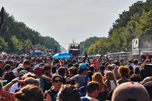 Berlin, Deutschland, 15.08.2026: Brandenburger Tor Straße des 17. Juni: Techno-Parade Rave the Planet : Tausende Menschen tanzen auf der Straße *** Berlin, Germany, August 15, 2026 Brandenburg Gate, Straße des 17. Juni, Techno Parade, Rave the Planet—Thousands of people are dancing in the street Copyright: xdtsxNachrichtenagenturx dts_130194