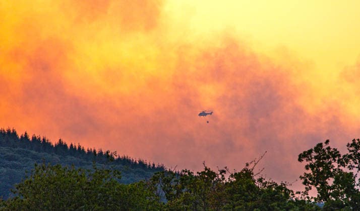Waldbrand Deutschland NRW 15.08.2026, Germany, Nordrhein- Westfahlen, Hürtgenwald, Düren, Klima , Sommer, Hitze, Brand, Waldbrand Seit 3 Tagen bedroht auf einer Fläche von 7 ha ein immer wieder aufflmmender Waldbrand 6 Gemeinden mit 11 000 Einwohnern, hier das Feuer von Hürtgenwald über dem Horizint, Die Rauchwolken bedecken das komplette Dürener und Zülpicher Becken. Das alles 7 km Luftlinie vom Braunkohle Tagebau Inden. Hier Lösch Hunbschrauber über riesigem Waldbrandgebiet, ein Tropfen bei den neuen Winden auf den heissen Waldboden Â Hürtgenwald Nordrhein-Westfahlen Germany *** Forest Fire Germany NRW August 15, 2026, Germany, North Rhine-Westphalia, Hürtgenwald, Düren, Climate, Summer, Heat, Fire, Forest Fire For the past 3