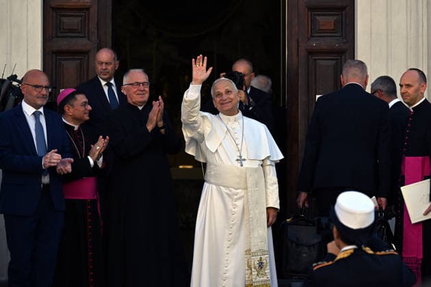 ITALY - POPE LEO XIV ARRIVES TO LEAD HOLY MASS FOR THE SOLEMNITY OF THE ASSUNTION OF THE BLESSED VIRGIN MARY IN THE PONTIFICAL PARISH OF ST THOMAS OF VILLANOVA IN THE PONTIFICAL SUMMER ESTATE OF CASTEL GANDOLGO - 2026 8 15 Italy, Castel Gandolfo , Vatican, 2026 8 15 Pope Leo XIV arrives to lead Holy Mass for the Solemnity of the Assumption of the Blessed Virgin Mary in the Parrocchia Pontificia di San Tommaso da Villanova (Pontifical Parish of St. Thomas of Villanova) in the pontifical summer estate of Castel Gandolfo, near Rome, Italy EDITORIAL USE ONLY - NO BOOKS Copyright: xALESSIAxGIULIANIx