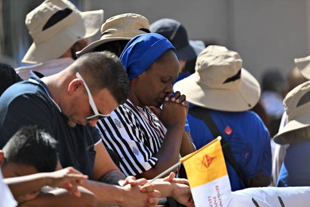ITALY - POPE LEO XIV DURING THE ANGELUS PRAYER AT THE APOSTOLIC PALACE IN PIAZZA DELLA LIBERTA ( LIBERTY SQUARE ) AT THE SUMMER PAPAL RESIDENCE IN CASTEL GANDOLGO - 2026 8 15 Italy, Castel Gandolfo , Vatican, 2026 8 15 faithful and members of religious orders gather in prayer during the Angelus prayer from the entrance of the Apostolic Palace in Piazza della Liberta (Liberty Square) at the summer papal residence in Castel Gandolfo, southeast of Rome EDITORIAL USE ONLY - NO BOOKS Copyright: xALESSIAxGIULIANI xCPPx