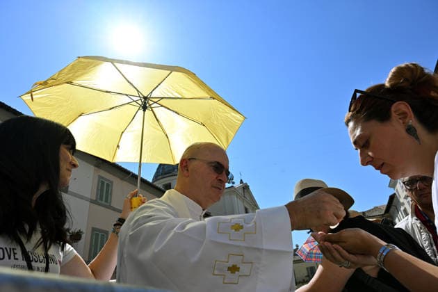 ITALY - POPE LEO XIV DURING THE ANGELUS PRAYER AT THE APOSTOLIC PALACE IN PIAZZA DELLA LIBERTA ( LIBERTY SQUARE ) AT THE SUMMER PAPAL RESIDENCE IN CASTEL GANDOLGO - 2026 8 15 Italy, Castel Gandolfo , Vatican, 2026 8 15 faithful and members of religious orders gather in prayer during the Angelus prayer from the entrance of the Apostolic Palace in Piazza della Liberta (Liberty Square) at the summer papal residence in Castel Gandolfo, southeast of Rome EDITORIAL USE ONLY - NO BOOKS Copyright: xALESSIAxGIULIANI xCPPx
