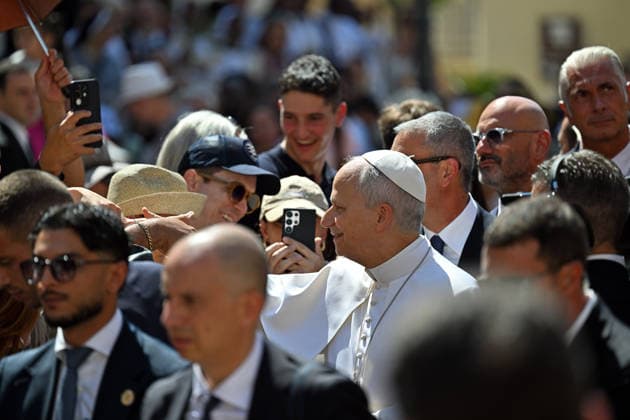 ITALY - POPE LEO XIV DURING THE ANGELUS PRAYER AT THE APOSTOLIC PALACE IN PIAZZA DELLA LIBERTA ( LIBERTY SQUARE ) AT THE SUMMER PAPAL RESIDENCE IN CASTEL GANDOLGO - 2026 8 15 Italy, Castel Gandolfo , Vatican, 2026 8 15 Pope Leo XIV greets the crowd before the Angelus prayer from the entrance of the Apostolic Palace in Piazza della Liberta (Liberty Square) at the summer papal residence in Castel Gandolfo, southeast of Rome EDITORIAL USE ONLY - NO BOOKS Copyright: xALESSIAxGIULIANI xCPPx