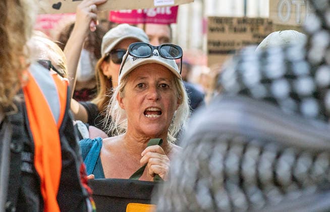 Anti-immigration demonstrators and Stand Up to Racism counter-protesters rally in Maidstone MAIDSTONE, UNITED KINGDOM - AUGUST 15: Activists from Stand Up to Racism assemble outside County Hall in Maidstone, Kent, United Kingdom, on August 15, 2026, to counter-protest against the far-right Kent Nationalist Movement as they gathered before marching through the town center. While the far-right group voiced opposition to government border policies, asylum seeker housing programs, and mass migration, Stand Up to Racism demonstrators chanted slogans and displayed placards to denounce far-right activity and express solidarity with refugees, with police officers maintaining a presence to keep the opposing groups separated. Stuart Brock Anadolu M  Copyright: x2026xAnadoluxStuartxBrockx