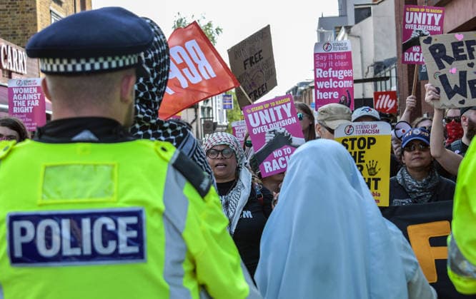 Anti-immigration demonstrators and Stand Up to Racism counter-protesters rally in Maidstone MAIDSTONE, UNITED KINGDOM - AUGUST 15: Activists from Stand Up to Racism assemble outside County Hall in Maidstone, Kent, United Kingdom, on August 15, 2026, to counter-protest against the far-right Kent Nationalist Movement as they gathered before marching through the town center. While the far-right group voiced opposition to government border policies, asylum seeker housing programs, and mass migration, Stand Up to Racism demonstrators chanted slogans and displayed placards to denounce far-right activity and express solidarity with refugees, with police officers maintaining a presence to keep the opposing groups separated. Stuart Brock Anadolu M  Copyright: x2026xAnadoluxStuartxBrockx