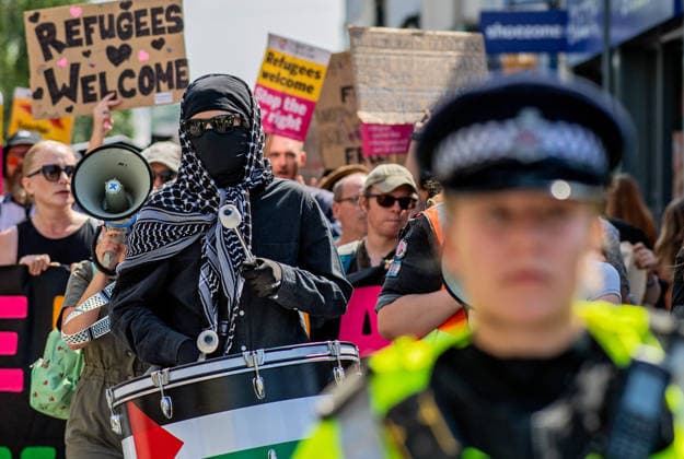 Anti-immigration demonstrators and Stand Up to Racism counter-protesters rally in Maidstone MAIDSTONE, UNITED KINGDOM - AUGUST 15: Activists from Stand Up to Racism assemble outside County Hall in Maidstone, Kent, United Kingdom, on August 15, 2026, to counter-protest against the far-right Kent Nationalist Movement as they gathered before marching through the town center. While the far-right group voiced opposition to government border policies, asylum seeker housing programs, and mass migration, Stand Up to Racism demonstrators chanted slogans and displayed placards to denounce far-right activity and express solidarity with refugees, with police officers maintaining a presence to keep the opposing groups separated. Stuart Brock Anadolu M  Copyright: x2026xAnadoluxStuartxBrockx