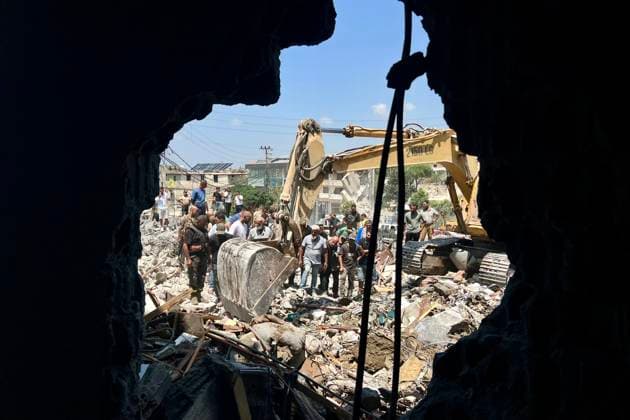 News Bilder des Tages (260815) -- DEIR AL ZAHRANI, Aug. 15, 2026 -- Rescuers search through the rubble of buildings hit by Israeli airstrikes in Deir Al Zahrani, southern Lebanon, Aug. 15, 2026. Lebanese broadcaster Al-Jadeed TV reported that four people were killed and nine others wounded after an Israeli airstrike hit a two-story building in the town of Deir Al Zahrani in the Nabatieh District. (Photo by Xinhua) LEBANON-DEIR AL ZAHRANI-ISRAELI AIRSTRIKE AlixHashisho 