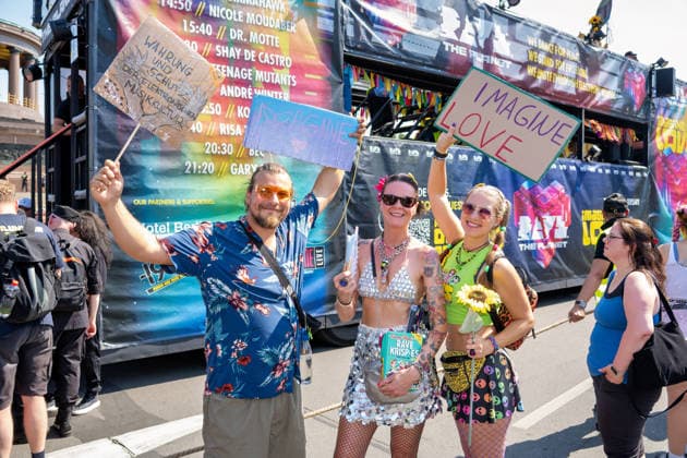 Berlin,15.08.2026,am heutigen Tag rollt die Rave the Planet Parade zum 5.Mal durch die Hauptstadt.Von 13.50 bis 22.00 Uhr verwandelt sich die Straße des 17.Juni zwischen Brandenburger Tor und Siegessäule in den größten Open-Air-Dancefloor der Stadt. *** Berlin, August 15, 2026—Today, the Rave the Planet Parade is rolling through the capital for the fifth time. From 1:50 p.m. to 10:00 p.m., Straße des 17. Juni between the Brandenburg Gate and the Victory Column will be transformed into the city’s largest open-air dance floor.