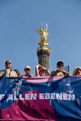 Berlin,15.08.2026,am heutigen Tag rollt die Rave the Planet Parade zum 5.Mal durch die Hauptstadt.Von 13.50 bis 22.00 Uhr verwandelt sich die Straße des 17.Juni zwischen Brandenburger Tor und Siegessäule in den größten Open-Air-Dancefloor der Stadt. *** Berlin, August 15, 2026—Today, the Rave the Planet Parade is rolling through the capital for the fifth time. From 1:50 p.m. to 10:00 p.m., Straße des 17. Juni between the Brandenburg Gate and the Victory Column will be transformed into the city’s largest open-air dance floor.