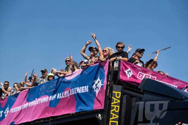 Berlin,15.08.2026,am heutigen Tag rollt die Rave the Planet Parade zum 5.Mal durch die Hauptstadt.Von 13.50 bis 22.00 Uhr verwandelt sich die Straße des 17.Juni zwischen Brandenburger Tor und Siegessäule in den größten Open-Air-Dancefloor der Stadt. *** Berlin, August 15, 2026—Today, the Rave the Planet Parade is rolling through the capital for the fifth time. From 1:50 p.m. to 10:00 p.m., Straße des 17. Juni between the Brandenburg Gate and the Victory Column will be transformed into the city’s largest open-air dance floor.