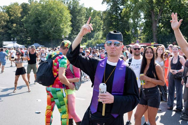 Berlin,15.08.2026,am heutigen Tag rollt die Rave the Planet Parade zum 5.Mal durch die Hauptstadt.Von 13.50 bis 22.00 Uhr verwandelt sich die Straße des 17.Juni zwischen Brandenburger Tor und Siegessäule in den größten Open-Air-Dancefloor der Stadt. *** Berlin, August 15, 2026—Today, the Rave the Planet Parade is rolling through the capital for the fifth time. From 1:50 p.m. to 10:00 p.m., Straße des 17. Juni between the Brandenburg Gate and the Victory Column will be transformed into the city’s largest open-air dance floor.