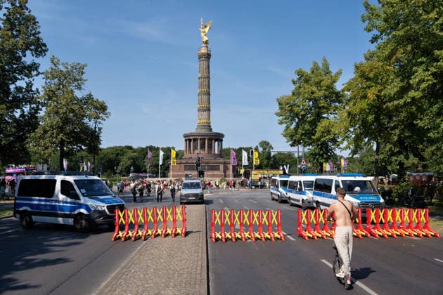 Berlin,15.08.2026,am heutigen Tag rollt die Rave the Planet Parade zum 5.Mal durch die Hauptstadt.Von 13.50 bis 22.00 Uhr verwandelt sich die Straße des 17.Juni zwischen Brandenburger Tor und Siegessäule in den größten Open-Air-Dancefloor der Stadt. *** Berlin, August 15, 2026—Today, the Rave the Planet Parade is rolling through the capital for the fifth time. From 1:50 p.m. to 10:00 p.m., Straße des 17. Juni between the Brandenburg Gate and the Victory Column will be transformed into the city’s largest open-air dance floor.