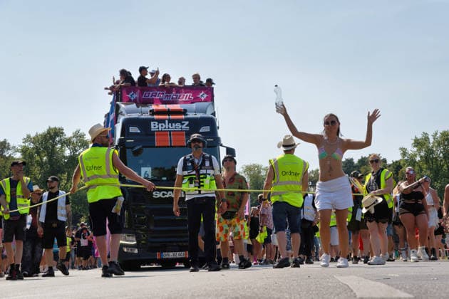 Berlin,15.08.2026,am heutigen Tag rollt die Rave the Planet Parade zum 5.Mal durch die Hauptstadt.Von 13.50 bis 22.00 Uhr verwandelt sich die Straße des 17.Juni zwischen Brandenburger Tor und Siegessäule in den größten Open-Air-Dancefloor der Stadt. *** Berlin, August 15, 2026—Today, the Rave the Planet Parade is rolling through the capital for the fifth time. From 1:50 p.m. to 10:00 p.m., Straße des 17. Juni between the Brandenburg Gate and the Victory Column will be transformed into the city’s largest open-air dance floor.