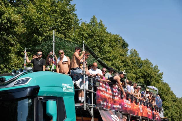 Berlin,15.08.2026,am heutigen Tag rollt die Rave the Planet Parade zum 5.Mal durch die Hauptstadt.Von 13.50 bis 22.00 Uhr verwandelt sich die Straße des 17.Juni zwischen Brandenburger Tor und Siegessäule in den größten Open-Air-Dancefloor der Stadt. *** Berlin, August 15, 2026—Today, the Rave the Planet Parade is rolling through the capital for the fifth time. From 1:50 p.m. to 10:00 p.m., Straße des 17. Juni between the Brandenburg Gate and the Victory Column will be transformed into the city’s largest open-air dance floor.