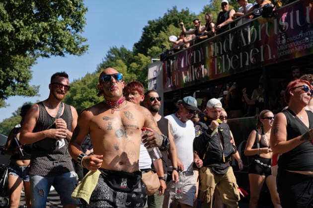 News Bilder des Tages Berlin,15.08.2026,am heutigen Tag rollt die Rave the Planet Parade zum 5.Mal durch die Hauptstadt.Von 13.50 bis 22.00 Uhr verwandelt sich die Straße des 17.Juni zwischen Brandenburger Tor und Siegessäule in den größten Open-Air-Dancefloor der Stadt. *** Berlin, August 15, 2026—Today, the Rave the Planet Parade is rolling through the capital for the fifth time. From 1:50 p.m. to 10:00 p.m., Straße des 17. Juni between the Brandenburg Gate and the Victory Column will be transformed into the city’s largest open-air dance floor.