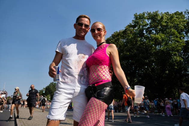 Berlin,15.08.2026,am heutigen Tag rollt die Rave the Planet Parade zum 5.Mal durch die Hauptstadt.Von 13.50 bis 22.00 Uhr verwandelt sich die Straße des 17.Juni zwischen Brandenburger Tor und Siegessäule in den größten Open-Air-Dancefloor der Stadt. *** Berlin, August 15, 2026—Today, the Rave the Planet Parade is rolling through the capital for the fifth time. From 1:50 p.m. to 10:00 p.m., Straße des 17. Juni between the Brandenburg Gate and the Victory Column will be transformed into the city’s largest open-air dance floor.