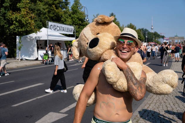 Berlin,15.08.2026,am heutigen Tag rollt die Rave the Planet Parade zum 5.Mal durch die Hauptstadt.Von 13.50 bis 22.00 Uhr verwandelt sich die Straße des 17.Juni zwischen Brandenburger Tor und Siegessäule in den größten Open-Air-Dancefloor der Stadt. *** Berlin, August 15, 2026—Today, the Rave the Planet Parade is rolling through the capital for the fifth time. From 1:50 p.m. to 10:00 p.m., Straße des 17. Juni between the Brandenburg Gate and the Victory Column will be transformed into the city’s largest open-air dance floor.