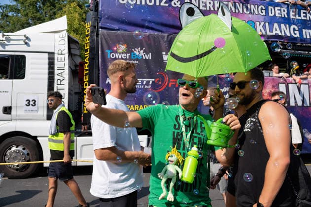 Berlin,15.08.2026,am heutigen Tag rollt die Rave the Planet Parade zum 5.Mal durch die Hauptstadt.Von 13.50 bis 22.00 Uhr verwandelt sich die Straße des 17.Juni zwischen Brandenburger Tor und Siegessäule in den größten Open-Air-Dancefloor der Stadt. *** Berlin, August 15, 2026—Today, the Rave the Planet Parade is rolling through the capital for the fifth time. From 1:50 p.m. to 10:00 p.m., Straße des 17. Juni between the Brandenburg Gate and the Victory Column will be transformed into the city’s largest open-air dance floor.