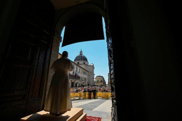 ITALY - POPE LEO XIV LEADS THE ANGELUS PRAYER FROM THE ENTRANCE OF THE PALACE APOSTOLIC AT THE SUMMER PAPAL RESIDENCE IN CASTEL GANDOLFO - 2026 8 15 Italy, Castel Gandolfo , Vatican, 2026 8 15 Pope Leo XIV leads the Angelus prayer from the entrance of the Palazzo Apostolico (Apostolic Palace) in Piazza della Liberta (Liberty Square) at the summer papal estate in Castel Gandolfo, southeast of Rome EDITORIAL USE ONLY - NO BOOKS Copyright: xVATICANxMEDIAx