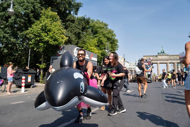 Berlin,15.08.2026,am heutigen Tag rollt die Rave the Planet Parade zum 5.Mal durch die Hauptstadt.Von 13.50 bis 22.00 Uhr verwandelt sich die Straße des 17.Juni zwischen Brandenburger Tor und Siegessäule in den größten Open-Air-Dancefloor der Stadt. *** Berlin, August 15, 2026—Today, the Rave the Planet Parade is rolling through the capital for the fifth time. From 1:50 p.m. to 10:00 p.m., Straße des 17. Juni between the Brandenburg Gate and the Victory Column will be transformed into the city’s largest open-air dance floor.