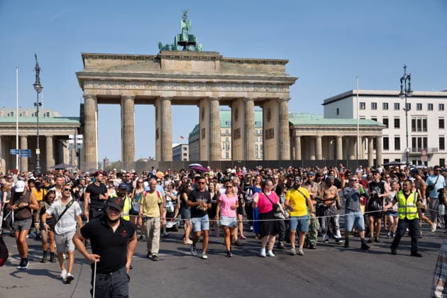 Berlin,15.08.2026,am heutigen Tag rollt die Rave the Planet Parade zum 5.Mal durch die Hauptstadt.Von 13.50 bis 22.00 Uhr verwandelt sich die Straße des 17.Juni zwischen Brandenburger Tor und Siegessäule in den größten Open-Air-Dancefloor der Stadt. *** Berlin, August 15, 2026—Today, the Rave the Planet Parade is rolling through the capital for the fifth time. From 1:50 p.m. to 10:00 p.m., Straße des 17. Juni between the Brandenburg Gate and the Victory Column will be transformed into the city’s largest open-air dance floor.