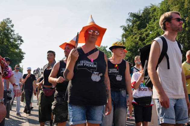 Berlin,15.08.2026,am heutigen Tag rollt die Rave the Planet Parade zum 5.Mal durch die Hauptstadt.Von 13.50 bis 22.00 Uhr verwandelt sich die Straße des 17.Juni zwischen Brandenburger Tor und Siegessäule in den größten Open-Air-Dancefloor der Stadt. *** Berlin, August 15, 2026—Today, the Rave the Planet Parade is rolling through the capital for the fifth time. From 1:50 p.m. to 10:00 p.m., Straße des 17. Juni between the Brandenburg Gate and the Victory Column will be transformed into the city’s largest open-air dance floor.