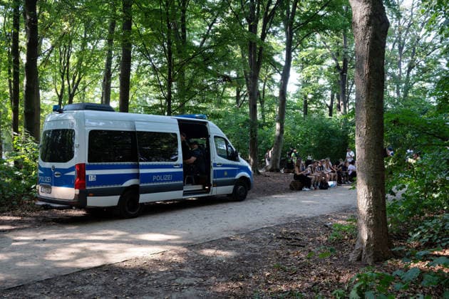 Berlin,15.08.2026,am heutigen Tag rollt die Rave the Planet Parade zum 5.Mal durch die Hauptstadt.Von 13.50 bis 22.00 Uhr verwandelt sich die Straße des 17.Juni zwischen Brandenburger Tor und Siegessäule in den größten Open-Air-Dancefloor der Stadt. *** Berlin, August 15, 2026—Today, the Rave the Planet Parade is rolling through the capital for the fifth time. From 1:50 p.m. to 10:00 p.m., Straße des 17. Juni between the Brandenburg Gate and the Victory Column will be transformed into the city’s largest open-air dance floor.