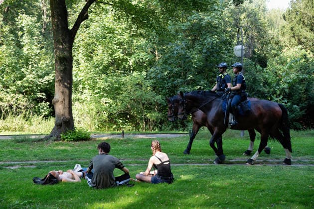 Berlin,15.08.2026,am heutigen Tag rollt die Rave the Planet Parade zum 5.Mal durch die Hauptstadt.Von 13.50 bis 22.00 Uhr verwandelt sich die Straße des 17.Juni zwischen Brandenburger Tor und Siegessäule in den größten Open-Air-Dancefloor der Stadt.Die Polizei ist vor Ort *** Berlin, August 15, 2026,Today marks the fifth time the Rave the Planet Parade is rolling through the capital. From 1:50 p.m. to 10:00 p.m., Straße des 17. Juni between the Brandenburg Gate and the Victory Column will be transformed into the city’s largest open-air dance floor. Police will be on site.