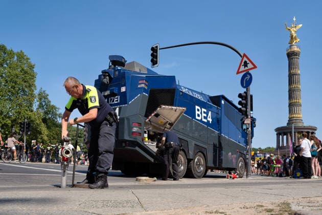 Berlin,15.08.2026,am heutigen Tag rollt die Rave the Planet Parade zum 5.Mal durch die Hauptstadt.Von 13.50 bis 22.00 Uhr verwandelt sich die Straße des 17.Juni zwischen Brandenburger Tor und Siegessäule in den größten Open-Air-Dancefloor der Stadt.Ein Wasserwerfer der Berliner Polizei ist im Einsatz *** Berlin, August 15, 2026,Today marks the fifth time the Rave the Planet Parade is rolling through the capital. From 1:50 p.m. to 10:00 p.m., Straße des 17. Juni between the Brandenburg Gate and the Victory Column will be transformed into the city’s largest open-air dance floor. A water cannon from the Berlin Police is on duty.