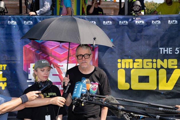 Berlin,15.08.2026,am heutigen Tag rollt die Rave the Planet Parade zum 5.Mal durch die Hauptstadt.Von 13.50 bis 22.00 Uhr verwandelt sich die Straße des 17.Juni zwischen Brandenburger Tor und Siegessäule in den größten Open-Air-Dancefloor der Stadt.Dr. Motte (bürgerlich Matthias Roeingh) sowie Ellen Dosch-Roeingh *** Berlin, August 15, 2026,Today marks the fifth time the Rave the Planet Parade is rolling through the capital. From 1:50 p.m. to 10:00 p.m., Straße des 17. Juni between the Brandenburg Gate and the Victory Column will be transformed into the city’s largest open-air dance floor. Dr. Motte—whose real name is Matthias Roeingh—and Ellen Dosch Roeingh