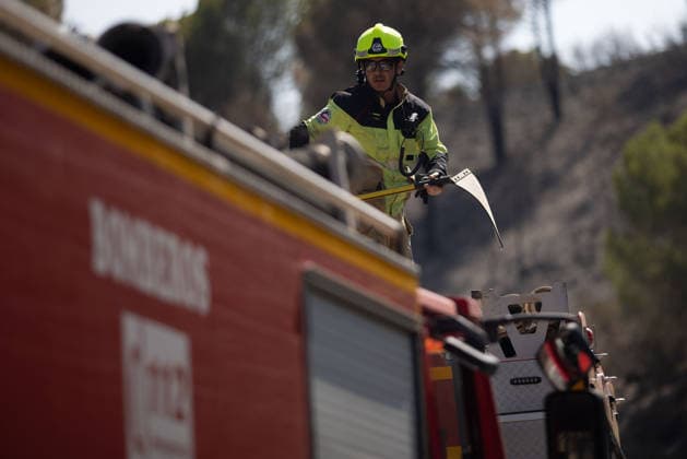 News Bilder des Tages The Niebla Fire Leaves a Devastating Landscape in Berrocal, Huelva Firefighters are battling the Niebla fire in the municipality of Berrocal, Huelva August 15, 2026, in Berrocal, Huelva, Andalusia, Spain The Niebla, Huelva, fire—which has burned more than 38,000 hectares after raging for over a week— has hit the municipality of Berrocal hard, where the flames have ravaged more than 90% of its municipal area, leaving a desolate landscape of charcoal and ashes. August 15, 2026, Berrocal, Huelva, Andalusia, Sp Berrocal, Huelva, Andalusia, Sp Spain  Copyright: xClaraxCarrascox 7715636