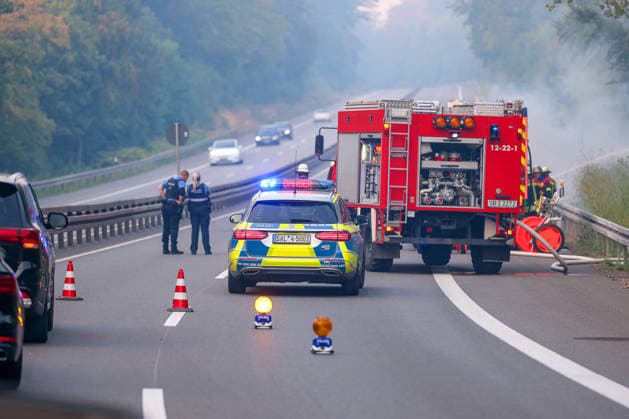 15.08.2026, Saarbrücken, Feuerwehreinsatz auf der Autobahn A623 mit Vollsperrung gegen 19:30. Ein Auto der Marke Smart hat aufgrund eines Technischen Defekt Feuer gefangen und ist ausgebrannt. Die Karosserie des PKW wurde durch die Feuerwehr gelöscht. Es kam zu einer Vollsperrung der Autobahn in Richtung Metz. Die Löscharbeiten haben den Verkehr zum erliegen gebracht. Es ist zu Rauch und Rauchentwicklung gekommen Saarland Deutschland *** August 15, 2026, Saarbrücken, Fire department response on the A623 highway with a complete closure around 7:30 p.m. A Smart car caught fire due to a mechanical failure and was completely destroyed. The fire department extinguished the blaze. The highway was completely closed in the direction of Metz. The