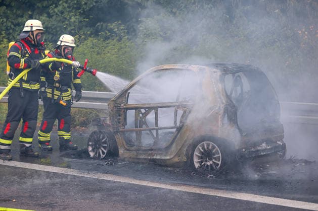 15.08.2026, Saarbrücken, Feuerwehreinsatz auf der Autobahn A623 mit Vollsperrung gegen 19:30. Ein Auto der Marke Smart hat aufgrund eines Technischen Defekt Feuer gefangen und ist ausgebrannt. Die Karosserie des PKW wurde durch die Feuerwehr gelöscht. Es kam zu einer Vollsperrung der Autobahn in Richtung Metz. Die Löscharbeiten haben den Verkehr zum erliegen gebracht. Es ist zu Rauch und Rauchentwicklung gekommen Saarland Deutschland *** August 15, 2026, Saarbrücken, Fire department response on the A623 highway with a complete closure around 7:30 p.m. A Smart car caught fire due to a mechanical failure and was completely destroyed. The fire department extinguished the blaze. The highway was completely closed in the direction of Metz. The