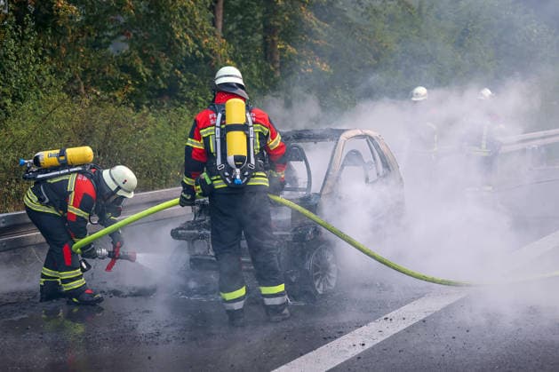 15.08.2026, Saarbrücken, Feuerwehreinsatz auf der Autobahn A623 mit Vollsperrung gegen 19:30. Ein Auto der Marke Smart hat aufgrund eines Technischen Defekt Feuer gefangen und ist ausgebrannt. Die Karosserie des PKW wurde durch die Feuerwehr gelöscht. Es kam zu einer Vollsperrung der Autobahn in Richtung Metz. Die Löscharbeiten haben den Verkehr zum erliegen gebracht. Es ist zu Rauch und Rauchentwicklung gekommen Saarland Deutschland *** August 15, 2026, Saarbrücken, Fire department response on the A623 highway with a complete closure around 7:30 p.m. A Smart car caught fire due to a mechanical failure and was completely destroyed. The fire department extinguished the blaze. The highway was completely closed in the direction of Metz. The