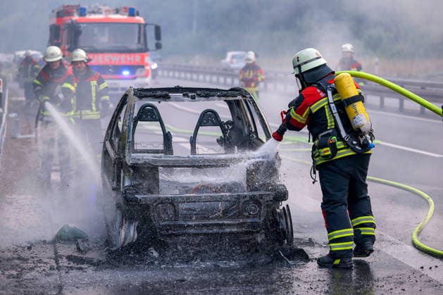 News Bilder des Tages 15.08.2026, Saarbrücken, Feuerwehreinsatz auf der Autobahn A623 mit Vollsperrung gegen 19:30. Ein Auto der Marke Smart hat aufgrund eines Technischen Defekt Feuer gefangen und ist ausgebrannt. Die Karosserie des PKW wurde durch die Feuerwehr gelöscht. Es kam zu einer Vollsperrung der Autobahn in Richtung Metz. Die Löscharbeiten haben den Verkehr zum erliegen gebracht. Es ist zu Rauch und Rauchentwicklung gekommen Saarland Deutschland *** August 15, 2026, Saarbrücken, Fire department response on the A623 highway with a complete closure around 7:30 p.m. A Smart car caught fire due to a mechanical failure and was completely destroyed. The fire department extinguished the blaze. The highway was completely closed in the direction of Metz. The