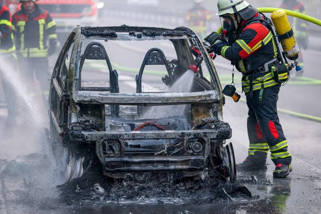 15.08.2026, Saarbrücken, Feuerwehreinsatz auf der Autobahn A623 mit Vollsperrung gegen 19:30. Ein Auto der Marke Smart hat aufgrund eines Technischen Defekt Feuer gefangen und ist ausgebrannt. Die Karosserie des PKW wurde durch die Feuerwehr gelöscht. Es kam zu einer Vollsperrung der Autobahn in Richtung Metz. Die Löscharbeiten haben den Verkehr zum erliegen gebracht. Es ist zu Rauch und Rauchentwicklung gekommen Saarland Deutschland *** August 15, 2026, Saarbrücken, Fire department response on the A623 highway with a complete closure around 7:30 p.m. A Smart car caught fire due to a mechanical failure and was completely destroyed. The fire department extinguished the blaze. The highway was completely closed in the direction of Metz. The