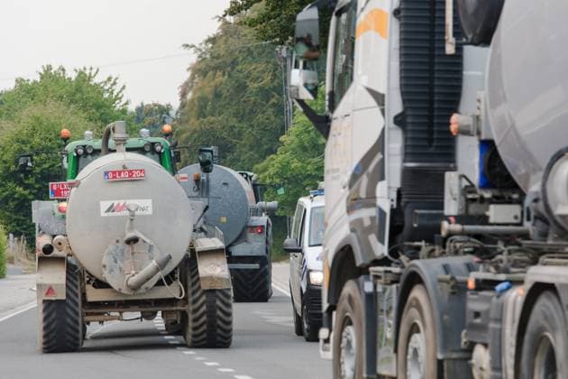 Farmers bring water in their tractors as a fire rages in the Hautes Fagnes (High Fens) nature reserve, on Saturday 15 August 2026 in Jalhay. The fire started on August 14th and 1600 hectares (on a total of 4500) are impacted.  NICOLASxLAMBERT 183460400