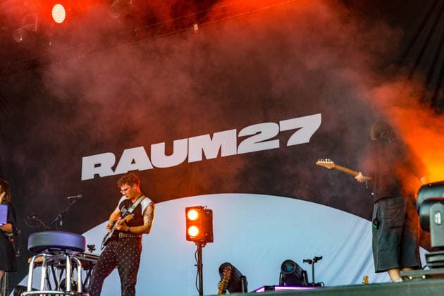 Die Bremer Pop Band Raum 27 am zweiten Tag des highfield 2026 südlich von Leipzig. RAUM27 ist im Kern ein Duo: Tristan Stadtler Gesang Mathis Schröder Gitarre, Klavier bzw. Multi-Instrumentalist Highfield 2026 - Tag 2 Raum27 *** The Bremen-based pop band Raum 27 on the second day of Highfield 2026, south of Leipzig. RAUM27 is essentially a duo: Tristan Stadtler on vocals and Mathis Schröder on guitar, piano, and various other instruments. Highfield 2026, Day 2: Raum27