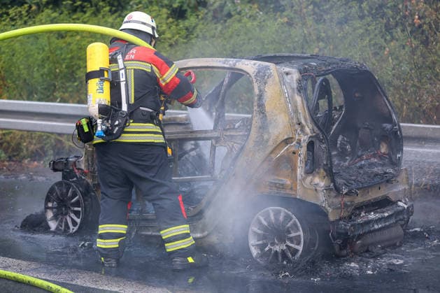 15.08.2026, Saarbrücken, Feuerwehreinsatz auf der Autobahn A623 mit Vollsperrung gegen 19:30. Ein Auto der Marke Smart hat aufgrund eines Technischen Defekt Feuer gefangen und ist ausgebrannt. Die Karosserie des PKW wurde durch die Feuerwehr gelöscht. Es kam zu einer Vollsperrung der Autobahn in Richtung Metz. Die Löscharbeiten haben den Verkehr zum erliegen gebracht. Es ist zu Rauch und Rauchentwicklung gekommen Saarland Deutschland *** August 15, 2026, Saarbrücken, Fire department response on the A623 highway with a complete closure around 7:30 p.m. A Smart car caught fire due to a mechanical failure and was completely destroyed. The fire department extinguished the blaze. The highway was completely closed in the direction of Metz. The